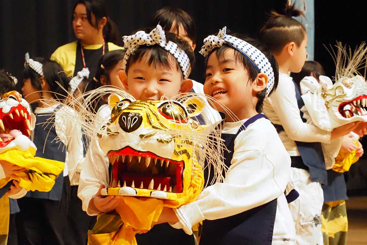 受け取った年中児は虎頭を大事そうに抱えて笑顔を見せた