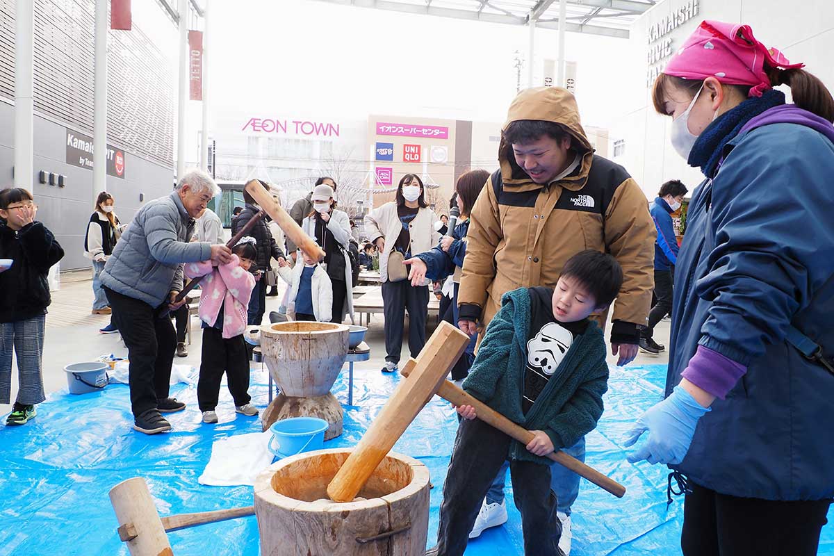 「よいしょ」「ぺったん」とのかけ声で餅つきを楽しむ