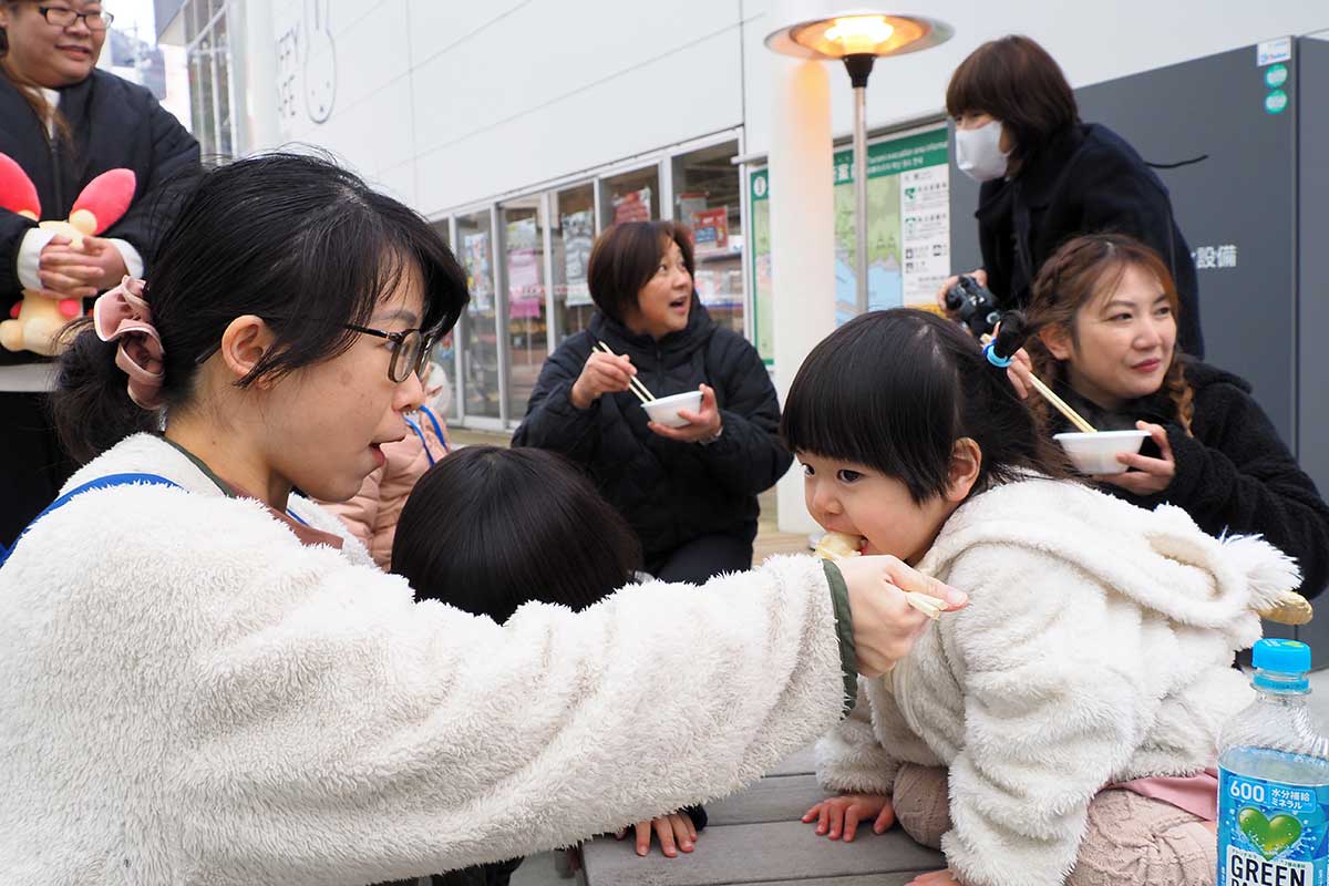 「おいしいねー」。つきたてのお餅を味わう親子