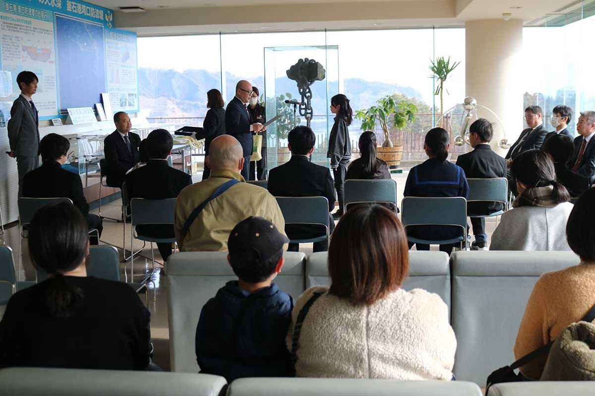 鉄の歴史館で行われた表彰式。対象者9人が出席した＝17日