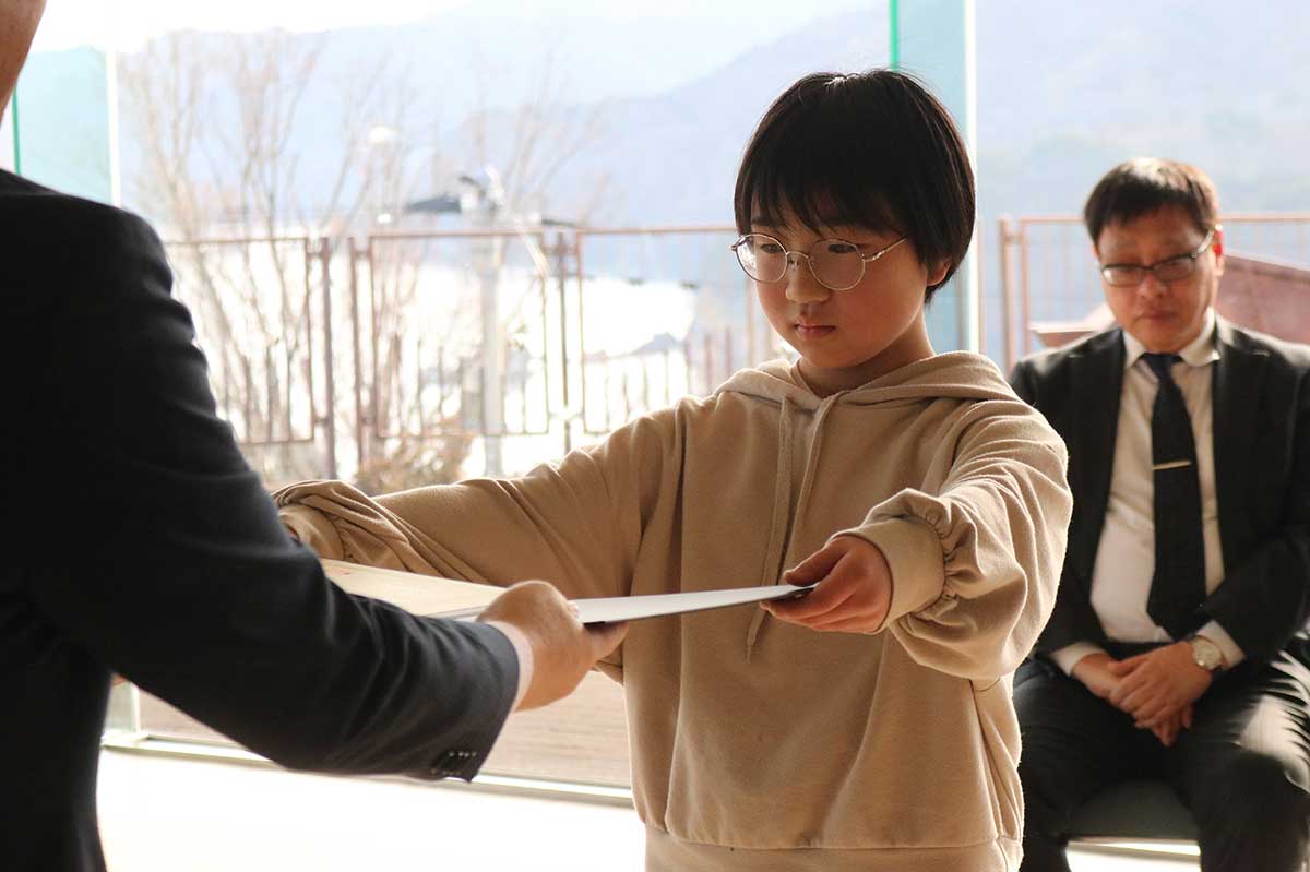 小学生の部1位（72点）で表彰された田中玲那さん（平田小5年）