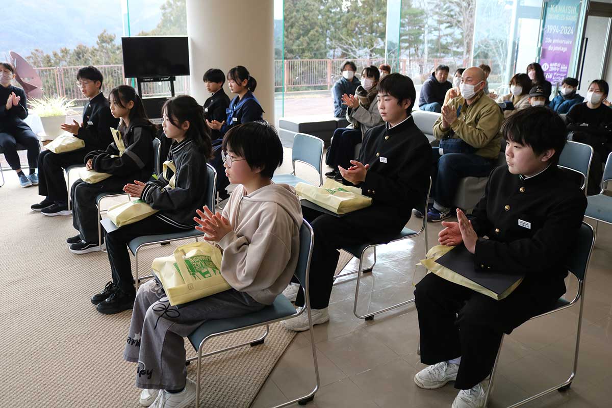 式には表彰を受けた小中学生の家族らも出席。頑張りをたたえた