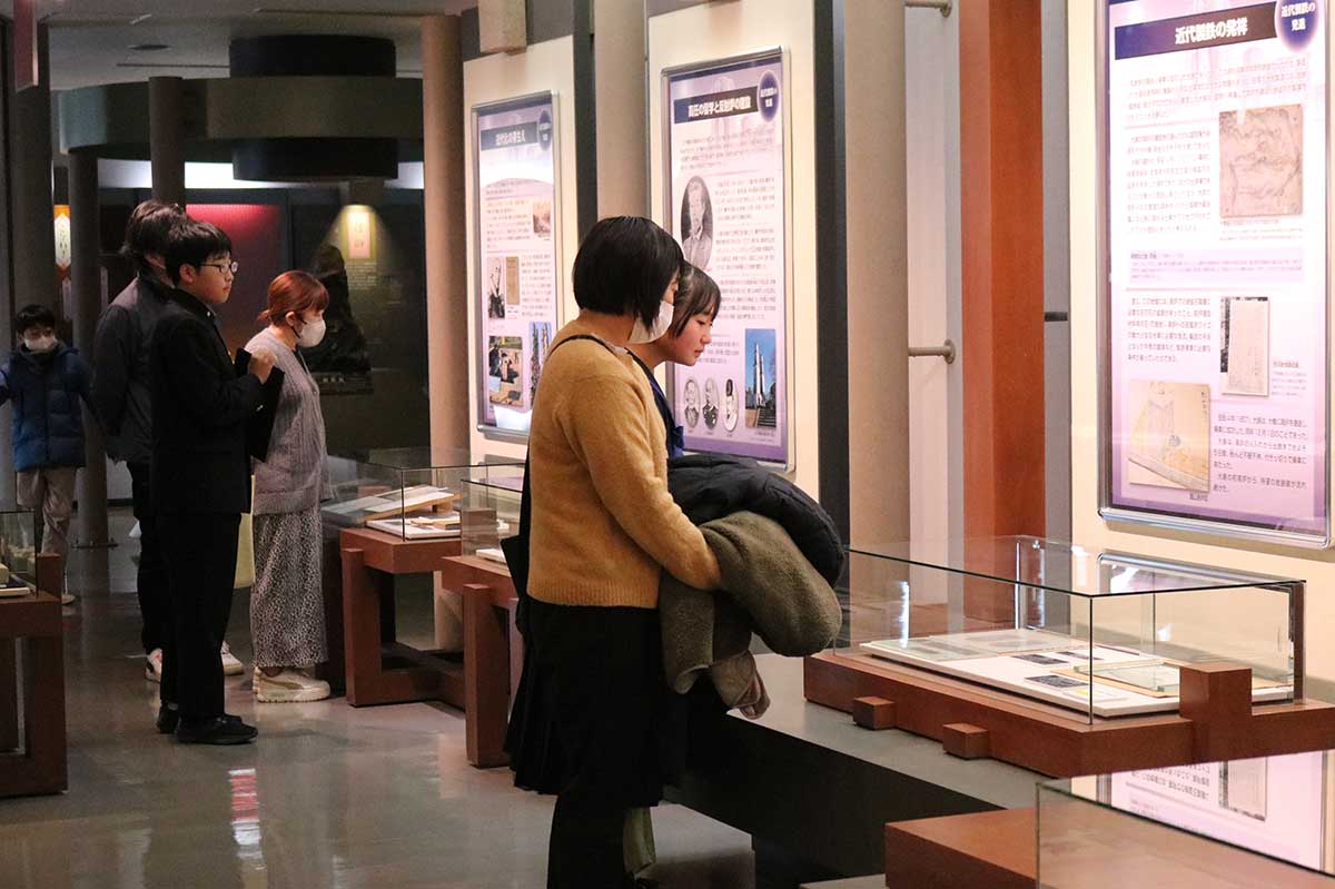 表彰式後は親子で館内を見学。各種展示資料に見入った