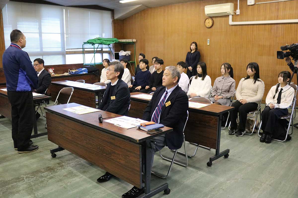 関係職員が児童らの取り組みをたたえ、防災への協力に感謝