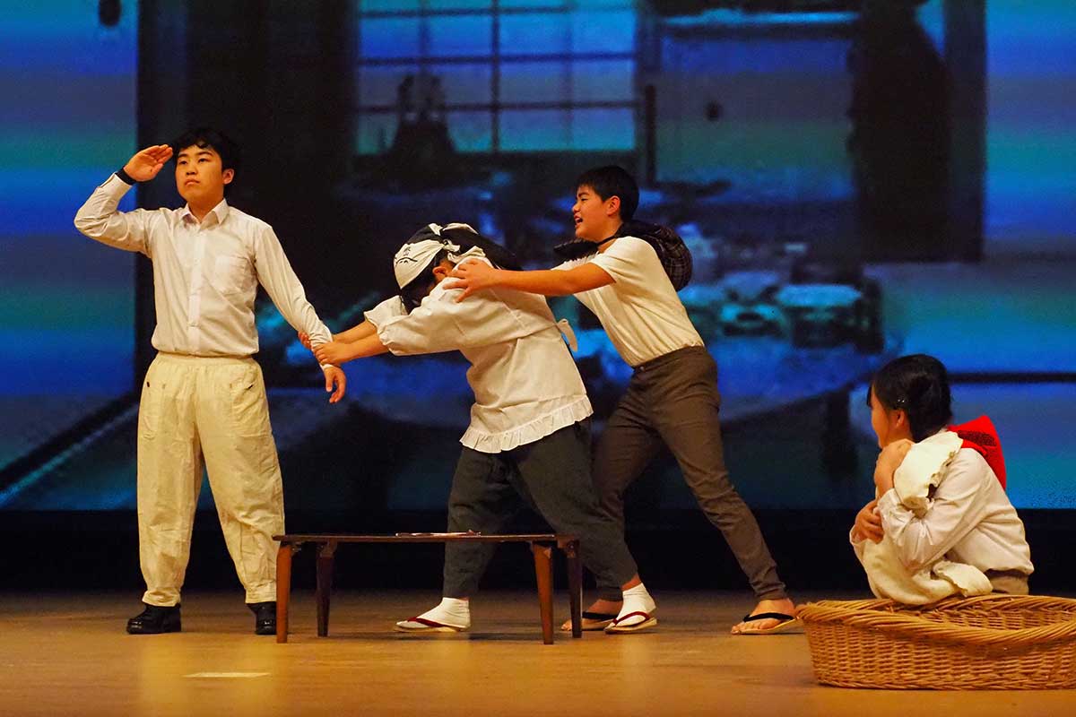 釜石艦砲射撃を題材にした創作劇を披露した釜石小6年生