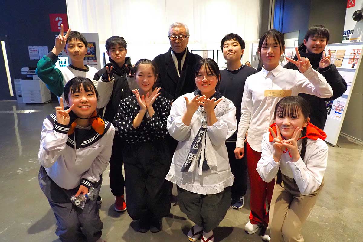 渡邊さんを囲んで、すがすがしい表情を見せる子どもたち