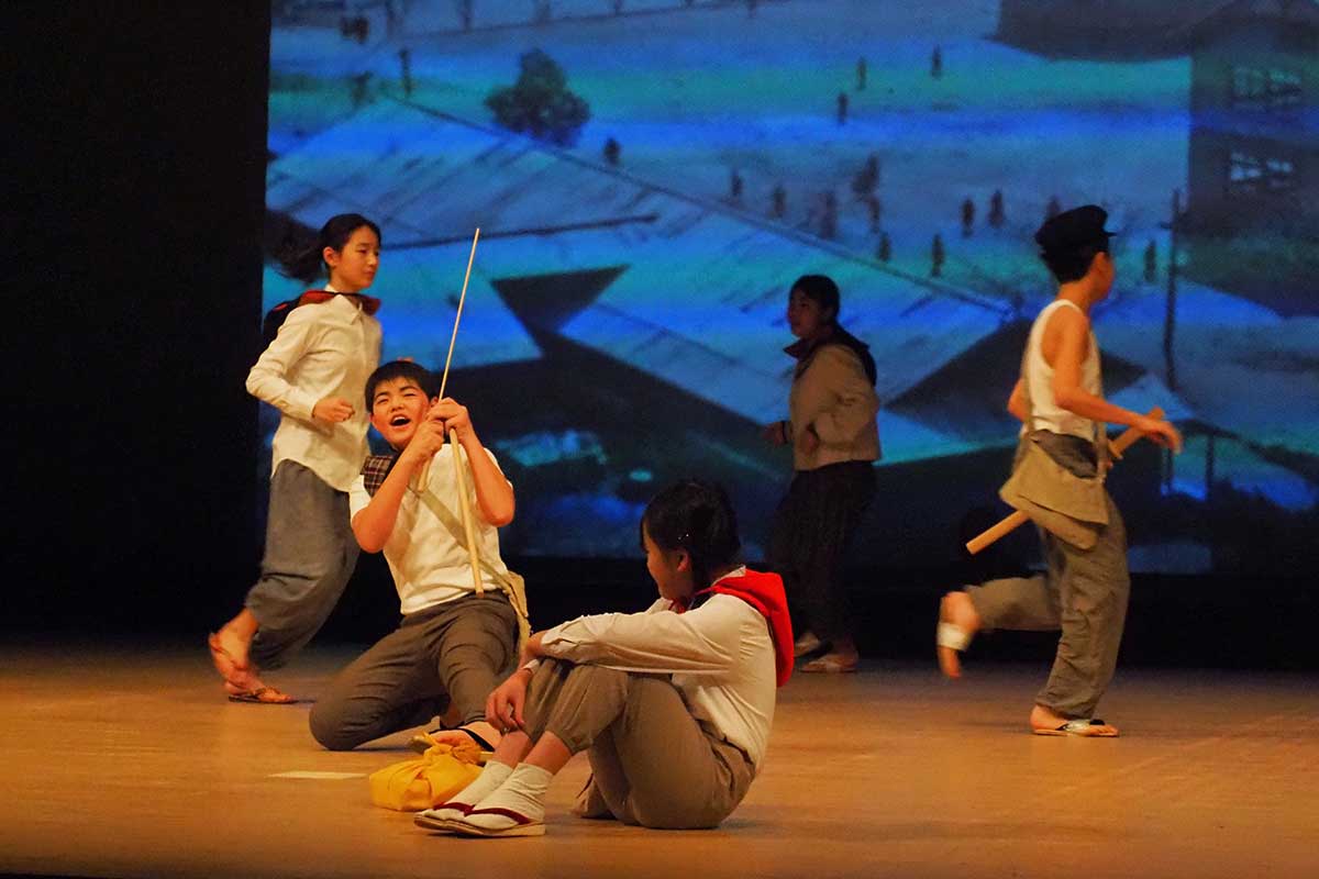 80年前の釜石を再現した一場面。「戦争ごっこ」で遊ぶ