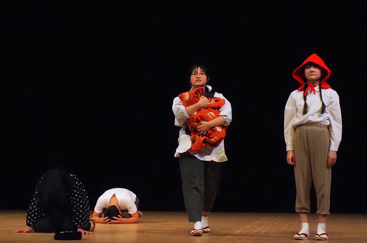 静寂…変わり果てた街に泣き崩れ、ぼう然とした