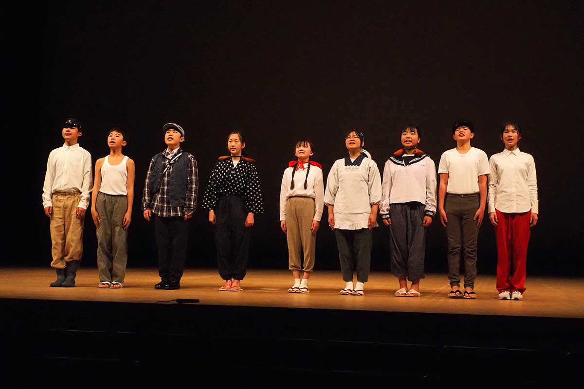 「語り継ぐ」「生きる」と舞台上からメッセージを発信