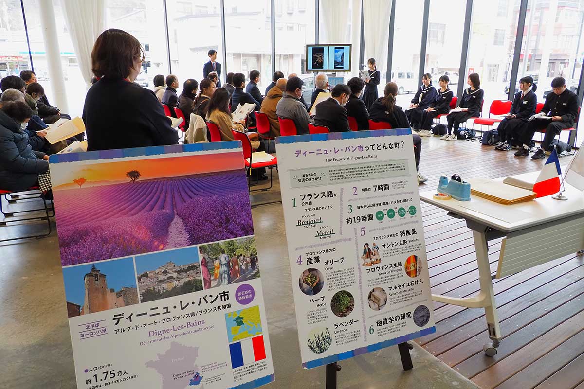 フランスに派遣された中学生の帰国報告会