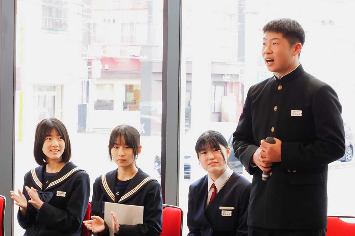 会場からの要望に応えてフランス国家を歌う場面もあった