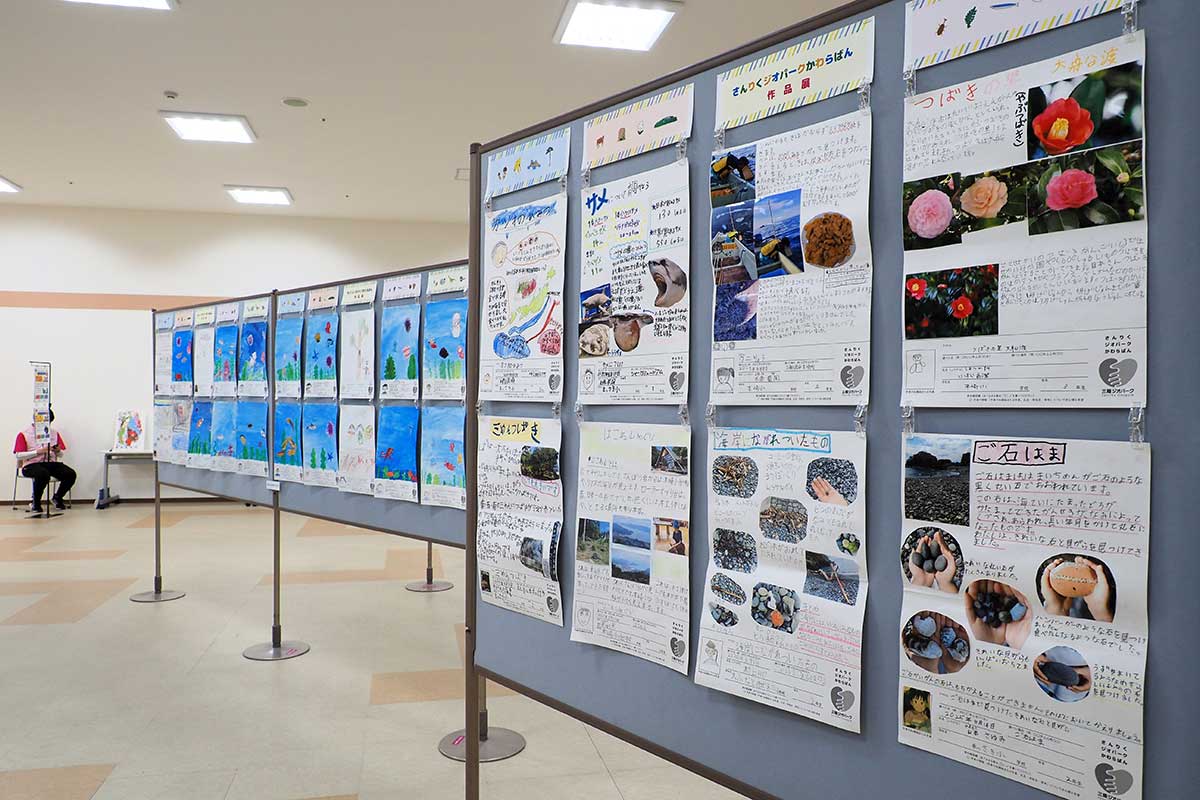 「三陸ジオパークかわらばん」の作品展示コーナー