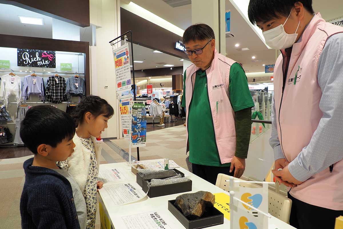 興味津々!中生代の化石を展示した気仙沼市のブース