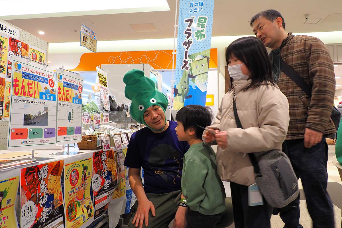 普代村のブースで来場者と交流する森田陽さん(左)