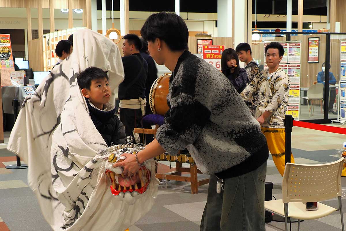 釜高生に教わりながら虎舞を体験する子どもら