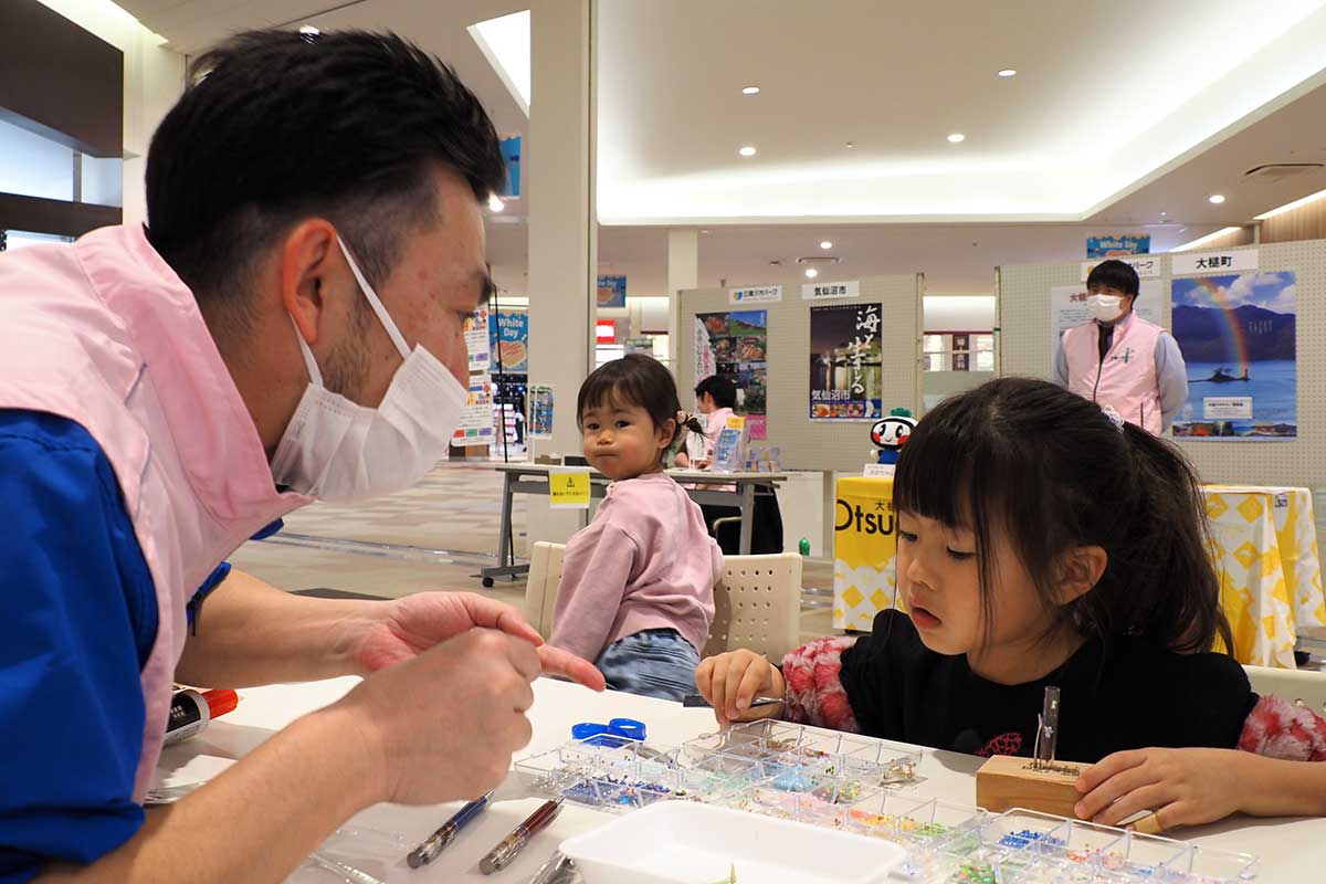 ジオにちなんだものづくりを体験する子どもたち