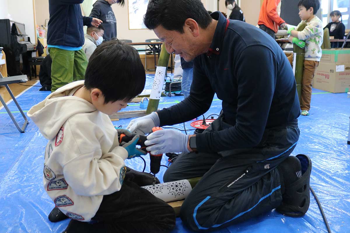 子どもたちも電動ドリルの使い方を教わって穴開けに挑戦！