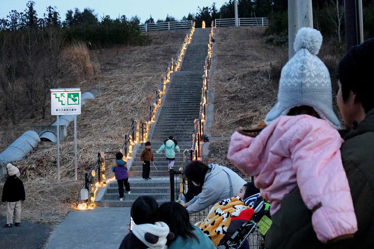 みんなでカウントダウンをして竹灯籠に点灯。子どもたちがさっそく駆け上がる。階段は111段