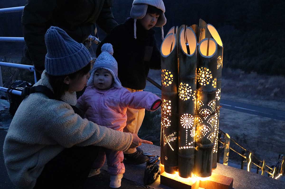 階段を上がった先には複数の竹を組み合わせたものも。子どもたちの目もくぎ付けに…