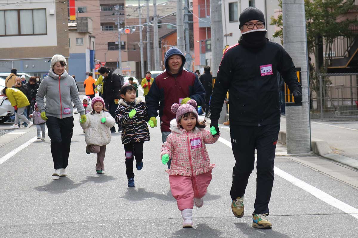 小学生以下の子どもが父母と参加する親子の部。手をつないで元気にスタート