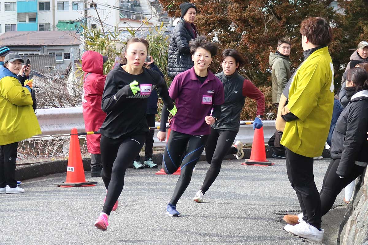 女性の部は過去の1位経験者らがトップ争い。余裕の表情で駆け上がる