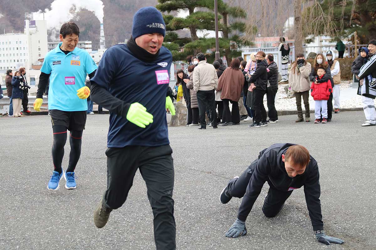 ゴール前では勢い余って転倒する参加者も…
