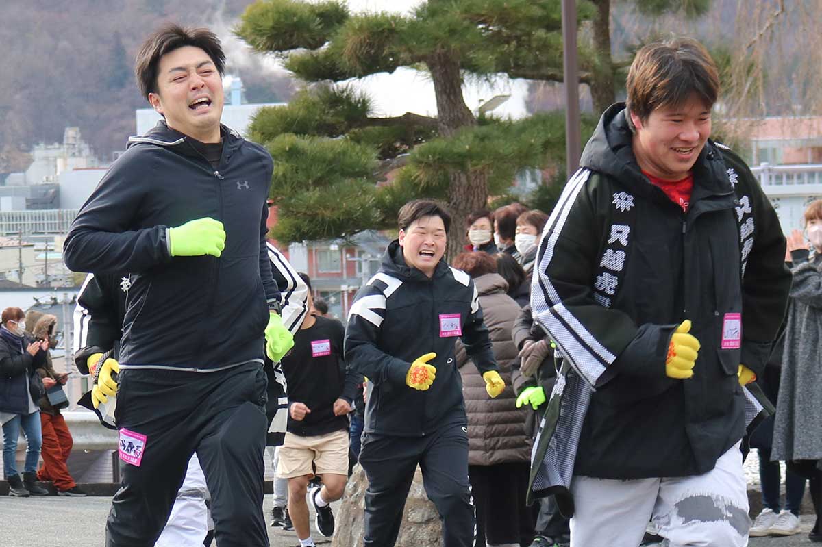 「きっつー！」。最後の上り坂で顔をゆがめる男性参加者