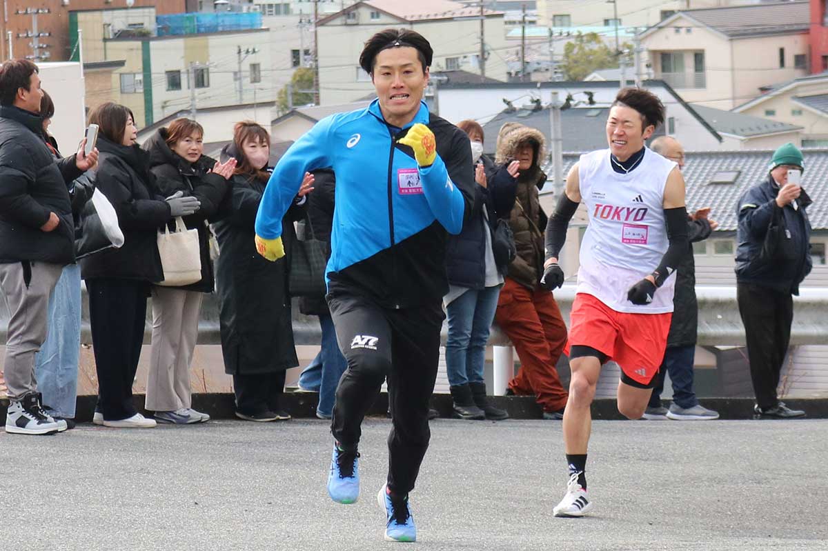 10年ぶりの参加で2度目の「福男」となった田代優仁（まさひと）さん（中央）。「いつでも逃げられるように…」と教訓伝承へ思いを強くする1