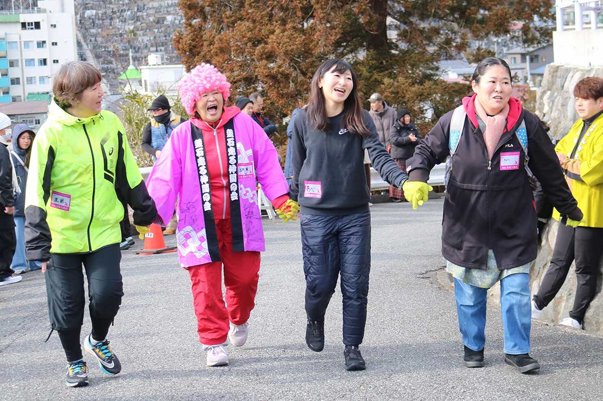 しっかりと手をつなぎ、ゴールを目指す女性参加者。気持ちを一つに一歩一歩前へ…