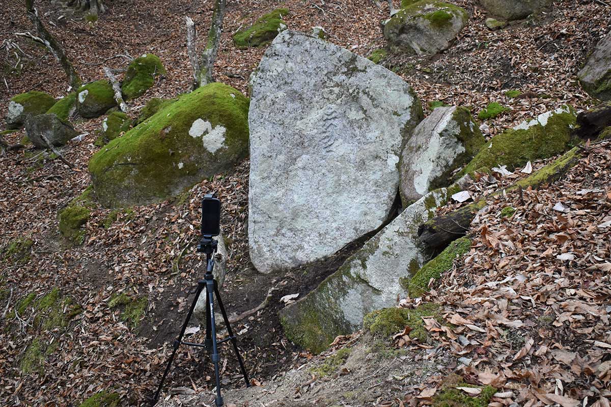 スマホの「ひかり拓本アプリ」を利用し拓本作成。光源をさまざまな方向から石碑に当て写真撮影したものを組み合わせ、文字を浮かび上がらせる方法