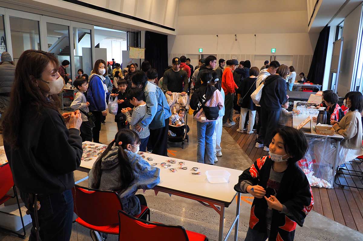 家族連れでにぎわった「かまっこまつり」