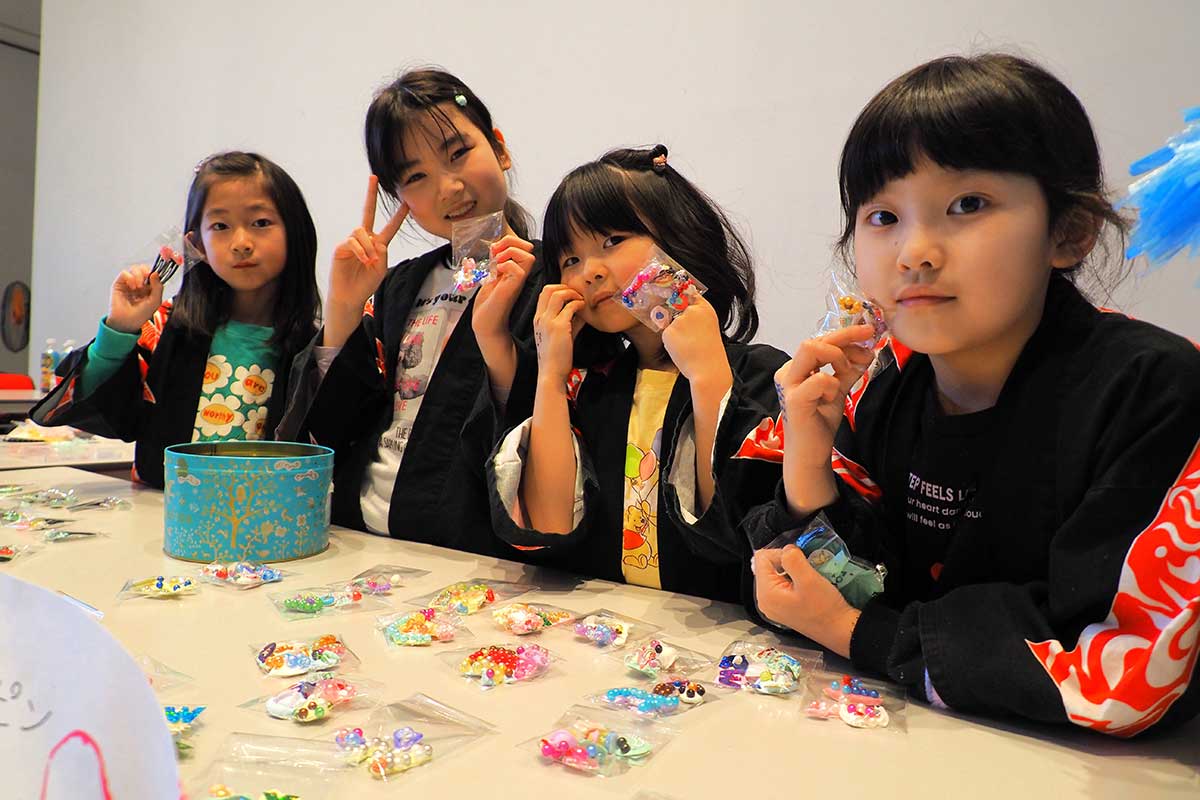 「かわいいのができたよ」と笑顔を見せる子どもたち