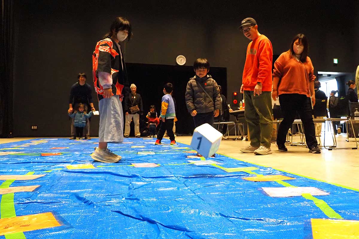 何マス進める？巨大なすごろくで遊ぶ子どもら