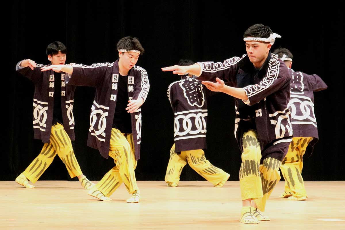 虎頭による舞のほか甚句も披露。錦町虎舞は刺鳥舞、おかめ漫才、御祝なども伝承している