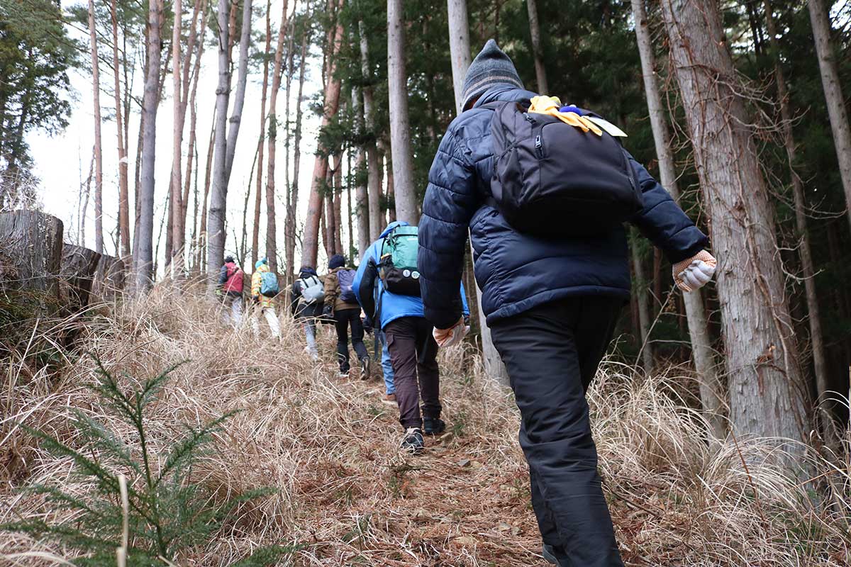 もうすぐ峠の頂上。最後の上り坂を進む。参加者はまだまだ元気