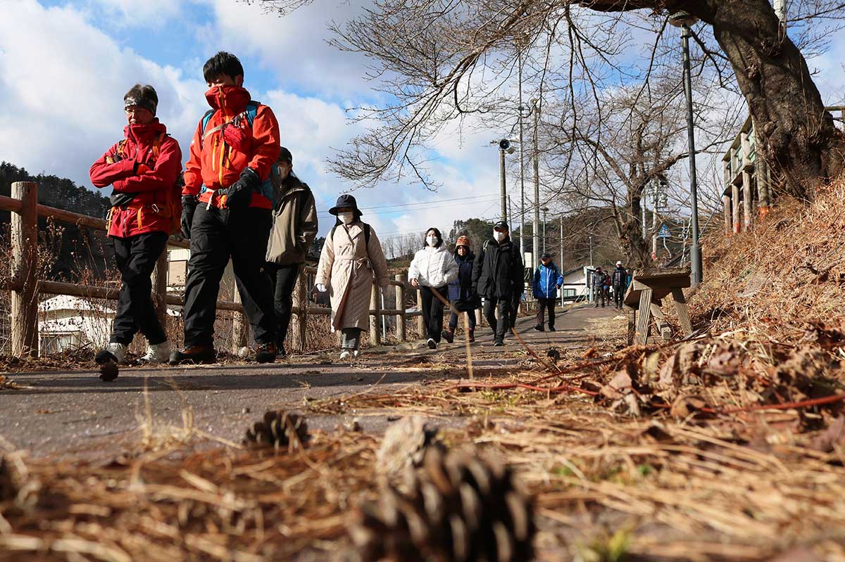 後半は青空がのぞく時間帯も。冬枯れの景色も眺めつつ一歩一歩前へ…