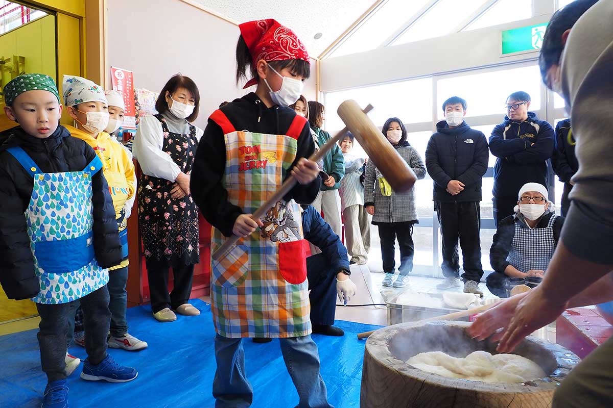 きねと臼を使って昔ながらの餅つきを楽しむ栗林小児童ら