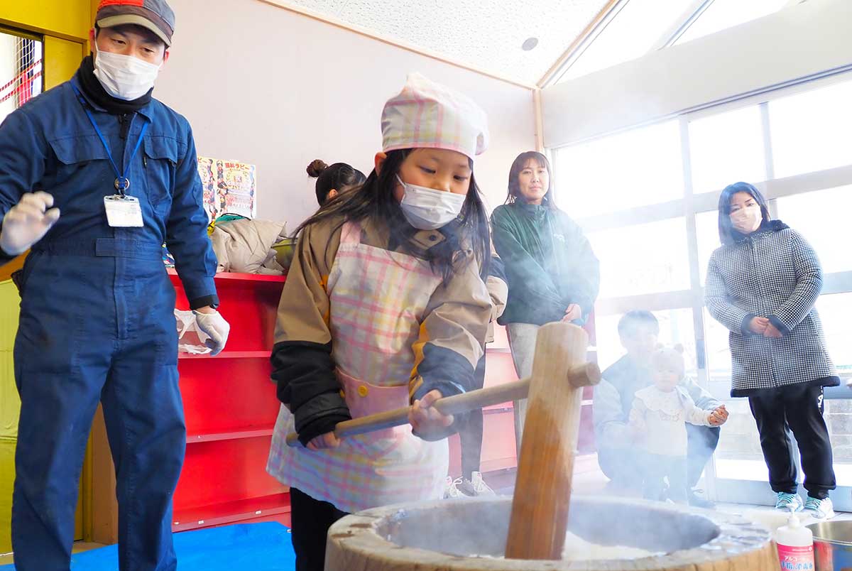 ふかしたてのもち米を使って餅つきがスタート
