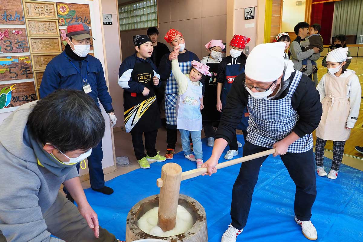 仕上げに大人が再登場。子どもたちは掛け声で盛り上げる