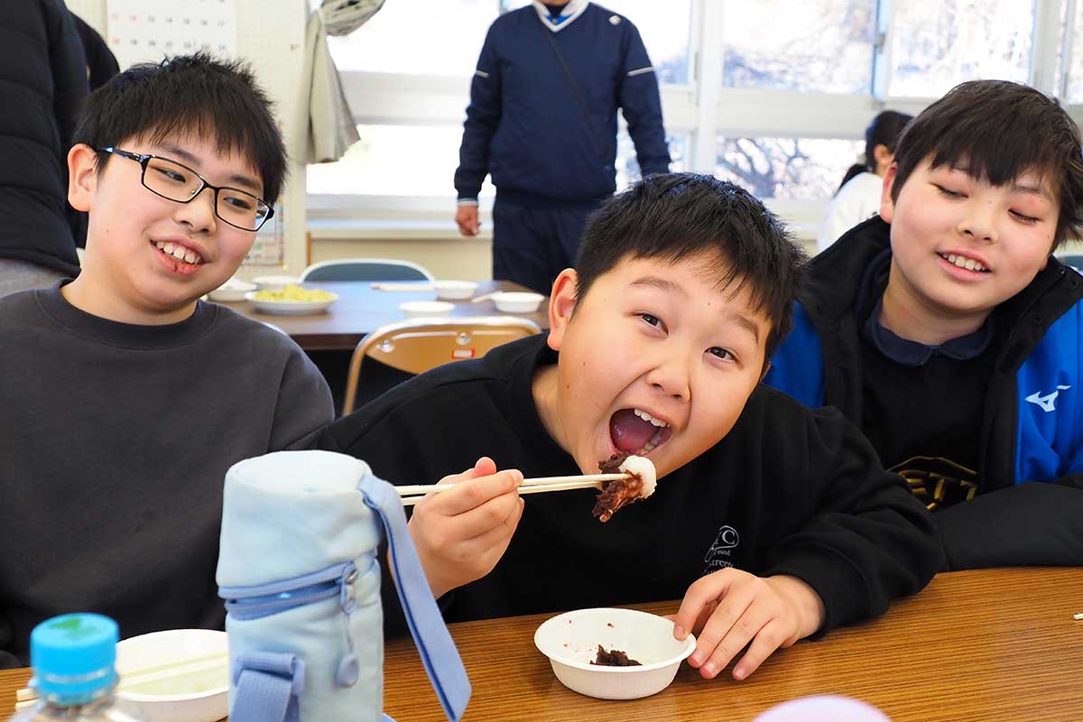 みんなでついた、おいしいお餅「いただきまーす」