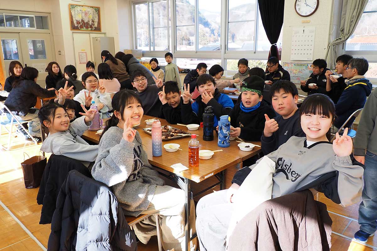 ピースサインで気“もち”を合わせる子どもたち