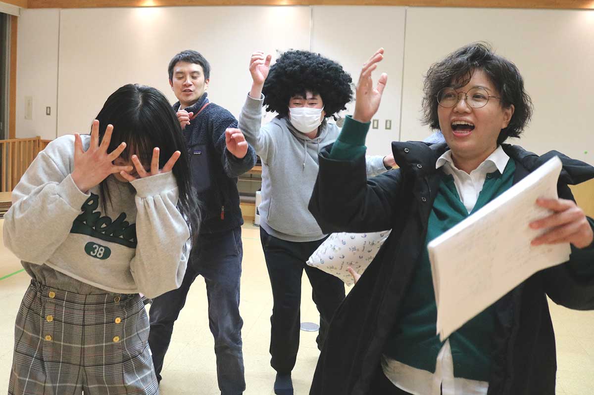 10周年公演に向け、稽古に励む「劇団もしょこむ」のメンバー／9日夜、青葉ビル