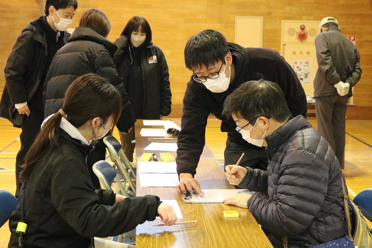 体育館の受付で連れてきたペットの情報を記入する