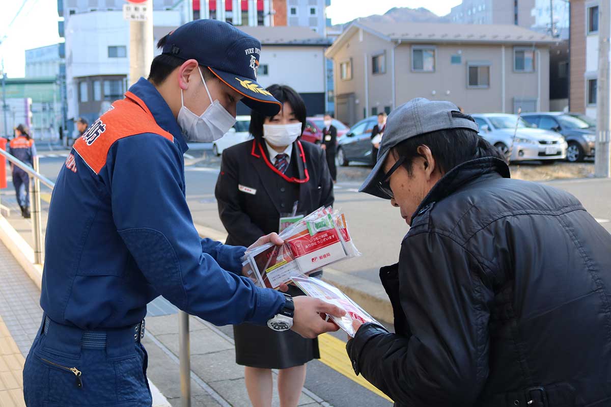 1月から運用が始まった「林野火災注意報・同警報」、山火事防止を呼びかけるチラシを配布