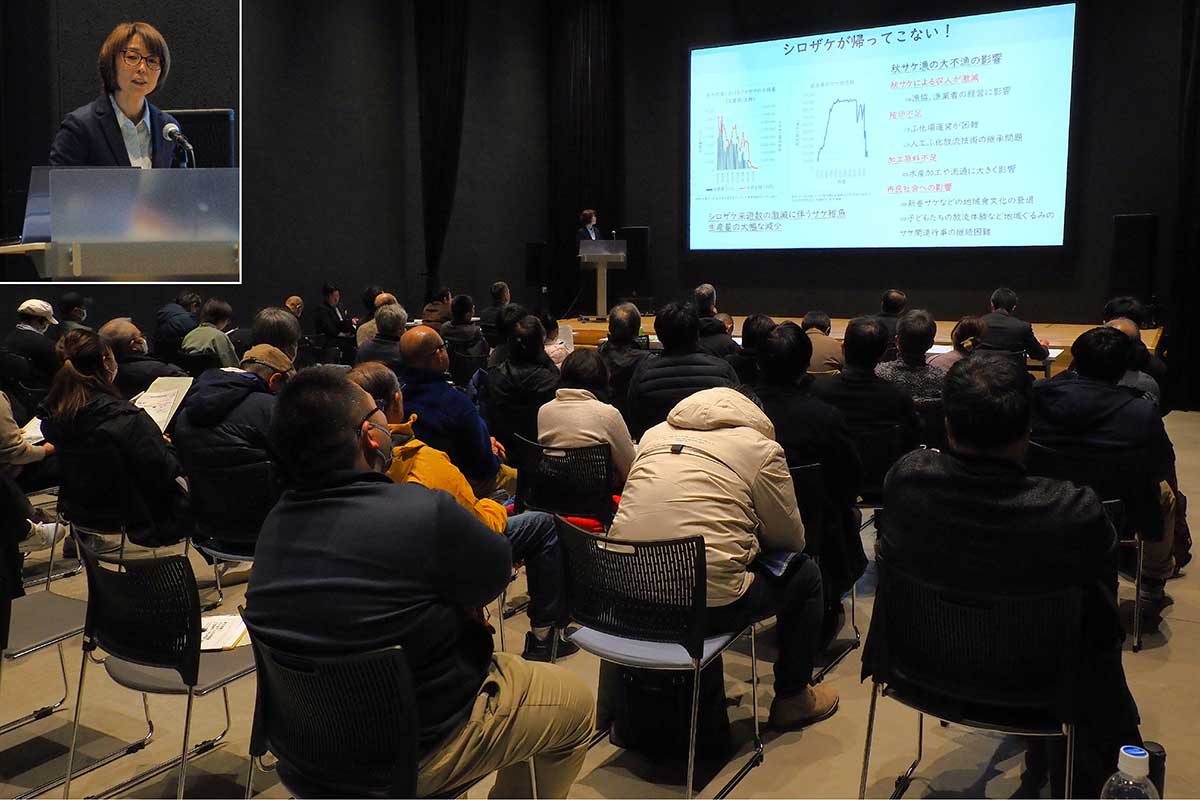 甲子川さけ人工ふ化場の養殖事業を説明する清水恵子さん