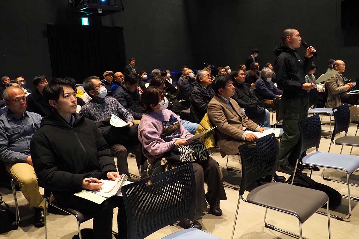 専門家や漁業者の報告に耳を傾け、関心を深めた参加者