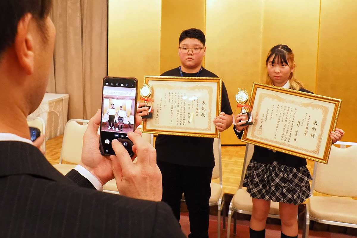 奨励賞の受賞を喜ぶ越野杏音さん（右）、同級生の住久悠仁さん