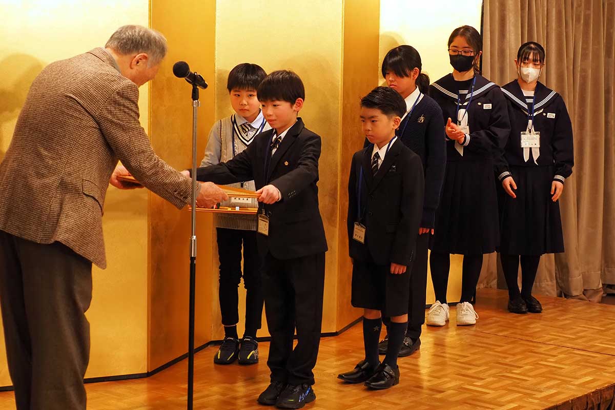 小泉嘉明会長から表彰状を受け取る受賞者