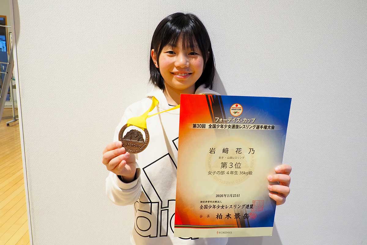 レスリングの全国選抜大会で3位に入賞した岩﨑花乃さん＝2月7日