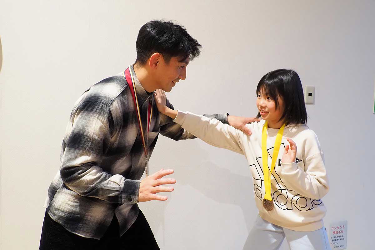 ファイティングポーズで向き合う岩﨑父娘